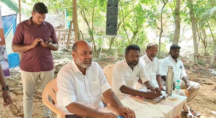 காளி ஊராட்சியில் தரமற்ற முறையில் வீடுகள் கட்டுவதற்கு உடந்தையாக இருந்த அதிகாரிகள் மீது நடவடிக்கை எடுக்க காத்திருப்பு போராட்டம்