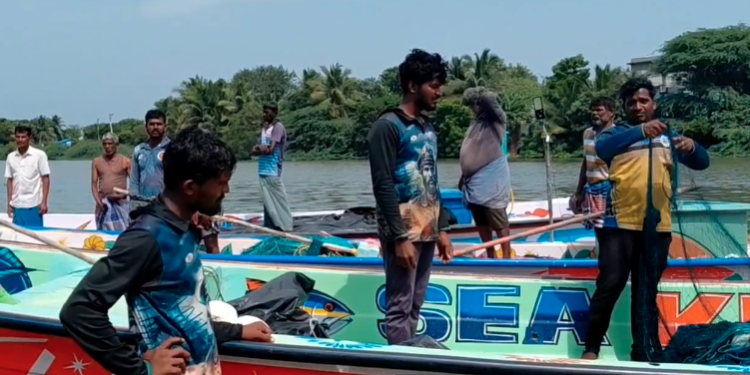 இலங்கை கடற்கொள்ளையர்கள்  கத்தி உள்ளிட்ட ஆயுதங்கள் கொண்டு தாக்குதல் நடத்தி அட்டூழியம்