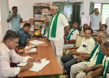 மயிலாடுதுறை மாவட்டத்தில் அரசு நேரடி நெல்கொள்முதல் நிலையங்களில் நடைபெற்ற வரும் முறைகேடுகனளை கண்டித்து போராட்டம்