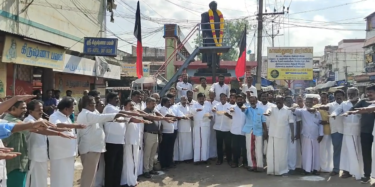 மயிலாடுதுறையில் அண்ணாவின் பிறந்த நாளினை முன்னிட்டு அவரது திருஉருவ சிலைக்கு திமுகவினர் மரியாதை