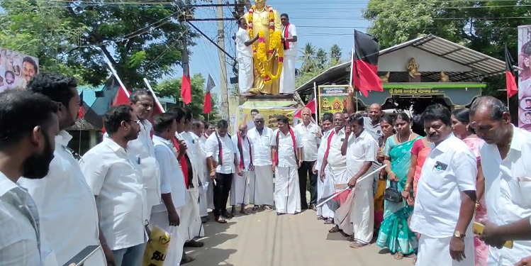 மயிலாடுதுறை அண்ணாவின் பிறந்தநாளினை முன்னிட்டு திருவுருவ சிலைக்கு DMK-வினர் மாலை அணிவித்து உறுதிமொழி