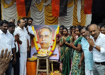 திருக்கடையூரில் அண்ணாவின் பிறந்த நாளை முன்னிட்டு அலங்கரித்து திருஉருவ படத்திற்கு DMK-வினர்  மரியாதை