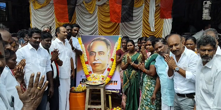 திருக்கடையூரில் அண்ணாவின் பிறந்த நாளை முன்னிட்டு அலங்கரித்து திருஉருவ படத்திற்கு DMK-வினர்  மரியாதை