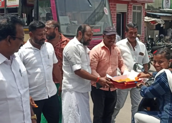 மயிலாடுதுறையில் பாமக மாவட்ட செயலாளர் சித்தமல்லி பழனிசாமி தலைமையில் அக்கட்சியினர் கொண்டாட்டத்தில் ஈடுபட்டனர்
