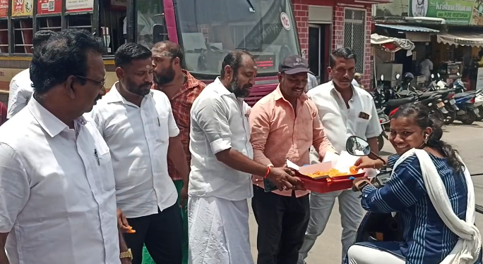 மயிலாடுதுறையில் பாமக மாவட்ட செயலாளர் சித்தமல்லி பழனிசாமி தலைமையில் அக்கட்சியினர் கொண்டாட்டத்தில் ஈடுபட்டனர்