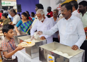 கொரட்டூர் பகுதியில் நடந்த அமுத கரங்கள் நிகழ்ச்சியில் அமைச்சர் சேகர்பாபு பொது மக்களுக்கு காலை உணவு