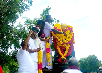 மன்னார்குடியில் பேரறிஞர் அண்ணாவின் 117 வது பிறந்த நாளை ஒட்டி மதிமுகவினர் அண்ணா சிலைக்கு மாலை அணிவித்து மரியாதை