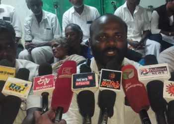 அடியாமங்களம் கிராமத்தில் காதல் விவகாரத்தில் நேற்று இரவு வெட்டிப்படுகொலை அரசினர் மருத்துவமனை சவக்கிடங்கின் அருகே காத்திருப்புபோராட்டம்