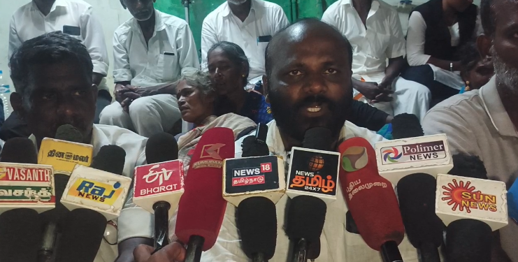 அடியாமங்களம் கிராமத்தில் காதல் விவகாரத்தில் நேற்று இரவு வெட்டிப்படுகொலை அரசினர் மருத்துவமனை சவக்கிடங்கின் அருகே காத்திருப்புபோராட்டம்