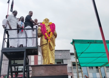 திருவாரூரில் தந்தை பெரியாரை 147 வது பிறந்த நாளை முன்னிட்டு DMKமாவட்ட செயலாளரும் பூண்டி கலைவாணன் தலைமையில் திருஉருவ சிலைக்கு மாலை மரியாதை
