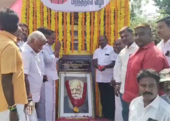 தந்தை பெரியாரின் பிறந்த நாளையொட்டி DMDK முன்னாள் சட்டமன்ற உறுப்பினரும் மாவட்ட கழக செயலாளருமான L .வெங்கடேசன் தலைமையில் DMDKவினர் மாலை அணிவித்து மரியாதை