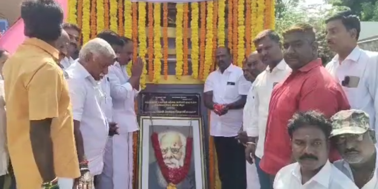 தந்தை பெரியாரின் பிறந்த நாளையொட்டி DMDK முன்னாள் சட்டமன்ற உறுப்பினரும் மாவட்ட கழக செயலாளருமான L .வெங்கடேசன் தலைமையில் DMDKவினர் மாலை அணிவித்து மரியாதை
