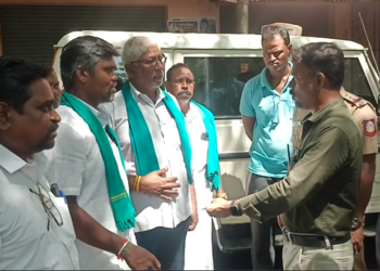 இரண்டு நாட்களாக நெல் கொள்முதல் செய்யப்படாதவை கண்டித்து நீடூர் பகுதியில் சாலை மறியல் போராட்டம்