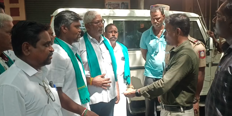 இரண்டு நாட்களாக நெல் கொள்முதல் செய்யப்படாதவை கண்டித்து நீடூர் பகுதியில் சாலை மறியல் போராட்டம்