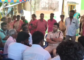 மயிலாடுதுறையில் காதல் பிரச்னையில் கொலை செய்யப்பட்ட வைரமுத்துவின் குடும்பத்தினரை சந்தித்து நிர்வாகிகள் ஆறுதல்