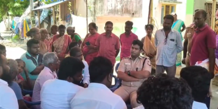 மயிலாடுதுறையில் காதல் பிரச்னையில் கொலை செய்யப்பட்ட வைரமுத்துவின் குடும்பத்தினரை சந்தித்து நிர்வாகிகள் ஆறுதல்