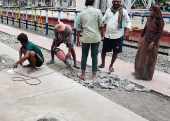 பாதுகாப்பு உபகரணங்கள் இன்றி வேலைபார்க்கும் வடமாநிலத்தினர் கண்டுகொள்ளாமல்சென்ற தென்னகரயில்வே பொதுமேலாளர் அதிர்ச்சியில் பயணிகள்