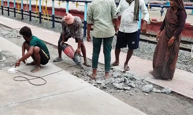 பாதுகாப்பு உபகரணங்கள் இன்றி வேலைபார்க்கும் வடமாநிலத்தினர் கண்டுகொள்ளாமல்சென்ற தென்னகரயில்வே பொதுமேலாளர் அதிர்ச்சியில் பயணிகள்