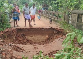 மேலையூர் கிராமத்தில் காவிரி ஆற்றின் குறுக்கே கட்டப்பட்டுள்ள 70 ஆண்டு பழமையான பாலத்தின் இணைப்பு சாலை கனமழை காரணமாக துண்டிப்பு