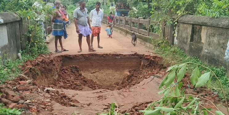 மேலையூர் கிராமத்தில் காவிரி ஆற்றின் குறுக்கே கட்டப்பட்டுள்ள 70 ஆண்டு பழமையான பாலத்தின் இணைப்பு சாலை கனமழை காரணமாக துண்டிப்பு