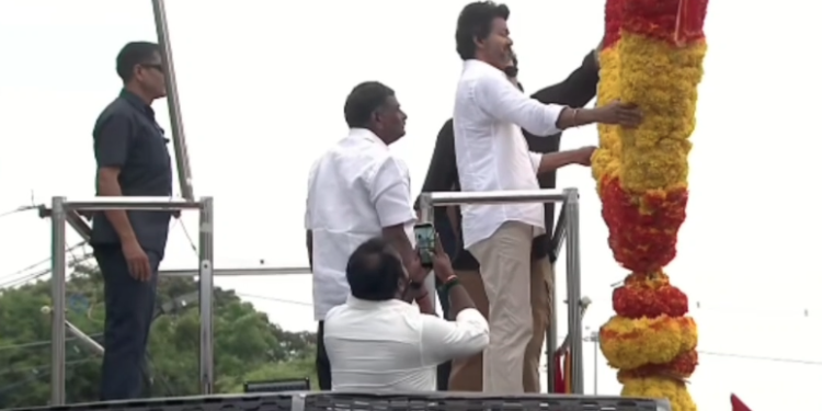 TVKதலைவர் விஜய்க்கு திருவாரூரில் பெரியகிரேன் மூலமாக மாலைஅணிவித்து பொது மக்களுக்கு ஆபத்து.TVKநிர்வாகிகள் மீது வழக்குபதிவு