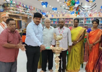 கோ-ஆப்-டெக்ஸ் விற்பனை நிலையத்தில் தீபாவளி பண்டிகையை முன்னிட்டு சிறப்பு விற்பனையை  மாவட்டஆட்சியர் துவங்கி பார்வையிட்டார்
