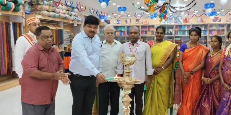 கோ-ஆப்-டெக்ஸ் விற்பனை நிலையத்தில் தீபாவளி பண்டிகையை முன்னிட்டு சிறப்பு விற்பனையை  மாவட்டஆட்சியர் துவங்கி பார்வையிட்டார்