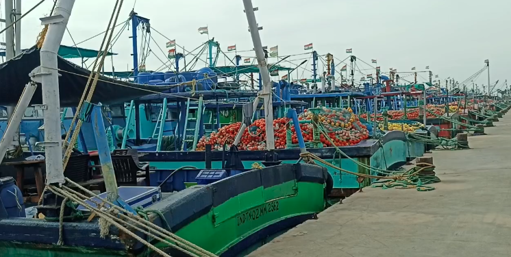 பூம்புகார் கடலில் தொல்லியல் துறையினர் பண்டைய தமிழர்களின் வரலாறு குறித்து ஆய்வு