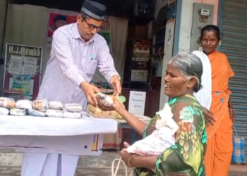 இஸ்லாமியர்  பொதுமக்களுக்கு கமகமக்கும் புலாவும் சிக்கன் கிரேவி முட்டை என அறுசுவை உணவு பொட்டலம் வழங்கல்.