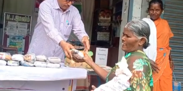 இஸ்லாமியர் பொதுமக்களுக்கு கமகமக்கும் புலாவும் சிக்கன் கிரேவி முட்டை என அறுசுவை உணவு பொட்டலம் வழங்கல்.