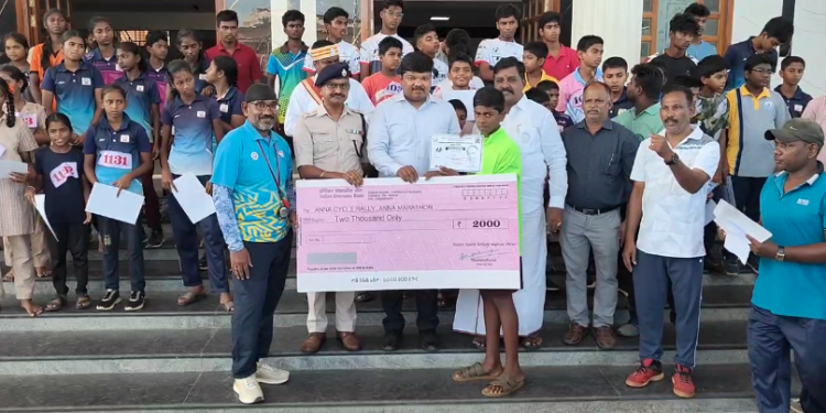 அறிஞர் அண்ணா பிறந்தநாள் விழாவை முன்னிட்டு  மாவட்ட அளவில் பள்ளி மாணவர்களுக்கான மிதிவண்டி போட்டியில் ஏராளமான மாணவர்கள் பங்கேற்பு