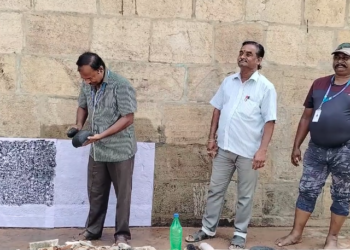 பூம்புகார் அருகே சாயாவனம் கோயிலில் தொல்லியல் துறையினர் கல்வெட்டு தமிழ் எழுத்துக்கள் ஆய்வு