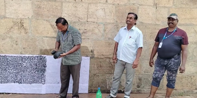 பூம்புகார் அருகே சாயாவனம் கோயிலில் தொல்லியல் துறையினர் கல்வெட்டு தமிழ் எழுத்துக்கள் ஆய்வு