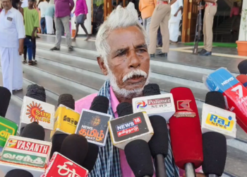 7 ஆண்டுகளாகியும் வீடு கட்டித் தரப்படாததால் பாதிக்கப்பட்ட முதியவர் மாவட்ட ஆட்சியர் அலுவலகத்தில் தர்ணா போராட்டம்
