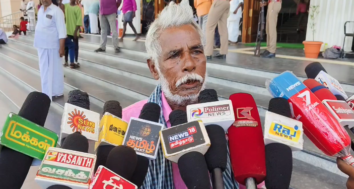7 ஆண்டுகளாகியும் வீடு கட்டித் தரப்படாததால் பாதிக்கப்பட்ட முதியவர் மாவட்ட ஆட்சியர் அலுவலகத்தில் தர்ணா போராட்டம்