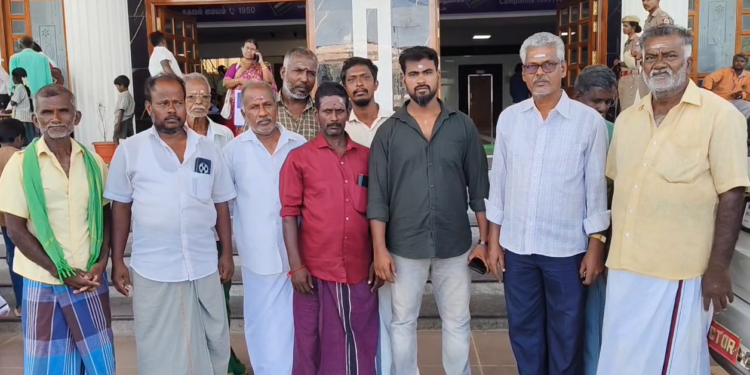 செறுதியூர் கிராமத்தில் உள்ள அரசு நேரடி நெல் கொள்முதல் நிலையத்தில் ஒரு மாதமாக தவித்து வருவதாக விவசாயிகள் மாவட்ட ஆட்சியர் மக்கள் குறைதீர் கூட்டத்தில்