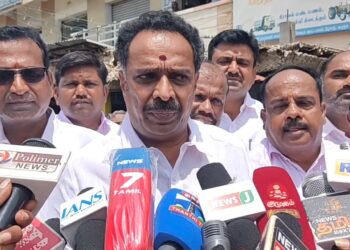 விளம்பரம் பிரச்சினை… எம்.ஆர்.விஜயபாஸ்கர் போலீசாரிடம் வாக்குவாதம்