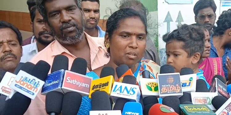 பள்ளி மாணவிகள் 3 பேர் சாணி பவுடர் குடித்து தற்**லை முயற்சி