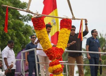 விஜய்க்கு மாலை அணிவித்த கிரேன் இயந்திரத்தின் உரிமையாளர் மீது வழக்கு பதிவு