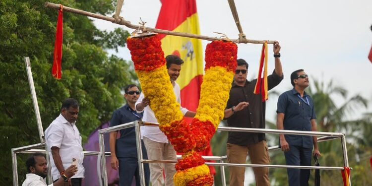 விஜய்க்கு மாலை அணிவித்த கிரேன் இயந்திரத்தின் உரிமையாளர் மீது வழக்கு பதிவு