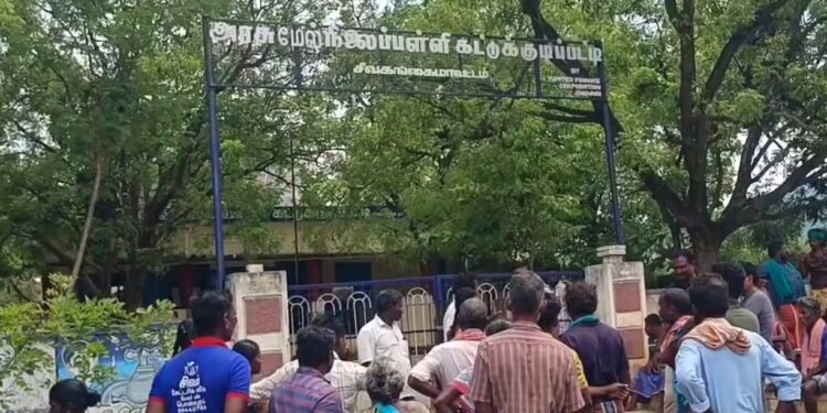 3 மாணவிகளிடம் பாலியல் சீண்டலில் ஈடுபட்ட ஆங்கிலம் ஆசிரியர்