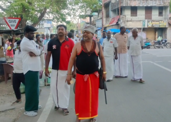 ஜெக்கம்மா சொல்றா.. ஜெக்கம்மா சொல்றா.. குடுகுடுப்பை அடித்தபடி நூதன பிரச்சாரம்