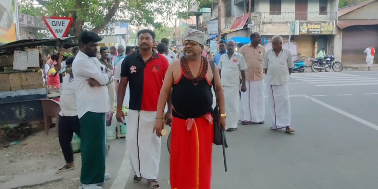 ஜெக்கம்மா சொல்றா.. ஜெக்கம்மா சொல்றா.. குடுகுடுப்பை அடித்தபடி நூதன பிரச்சாரம்