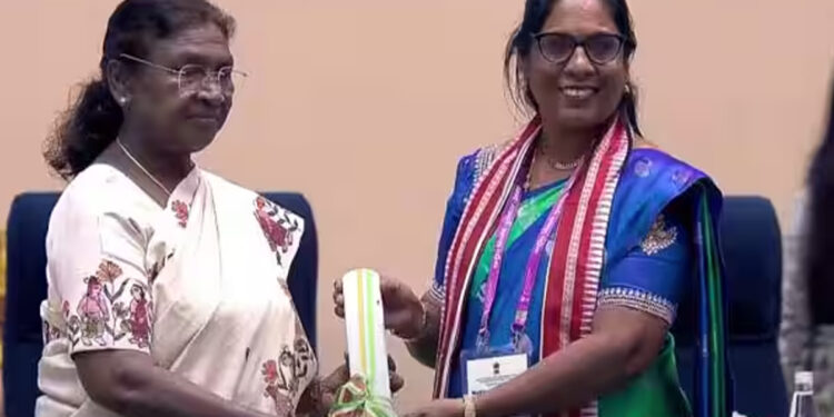 தேசிய நல்லாசிரியர் விருது பெற்ற தமிழக ஆசிரியர்கள் இருவர்