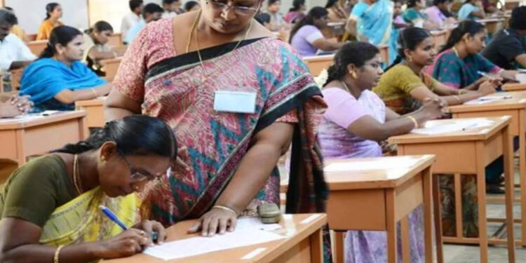 ஆசிரியர் பணியில் தொடர ‘டெட்’ தேர்வு கட்டாயம் – உச்சநீதிமன்றத்தின் தீர்ப்பு யாருக்கு பாதகம் ?