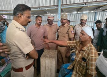 மழையில் மக்கள்.. தலைமறைவில் திமுக கவுன்சிலர்..!