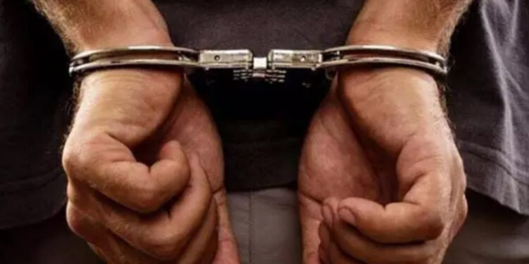 மாணவியை சீண்டியவருக்கு மக்கள் தர்மஅடி – போலீசார் கைது