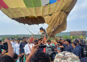 பலூனில் தீப்பற்றி பரபரப்பு : உயிர் தப்பிய மத்திய பிரதேச முதல்வர்