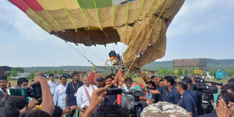 பலூனில் தீப்பற்றி பரபரப்பு : உயிர் தப்பிய மத்திய பிரதேச முதல்வர்