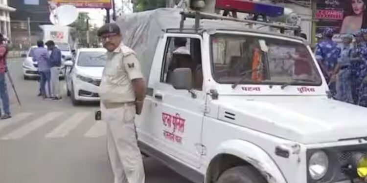 பீஹாரில் லாரி மீது கார் மோதிய விபத்து – 5 பேர் பலி